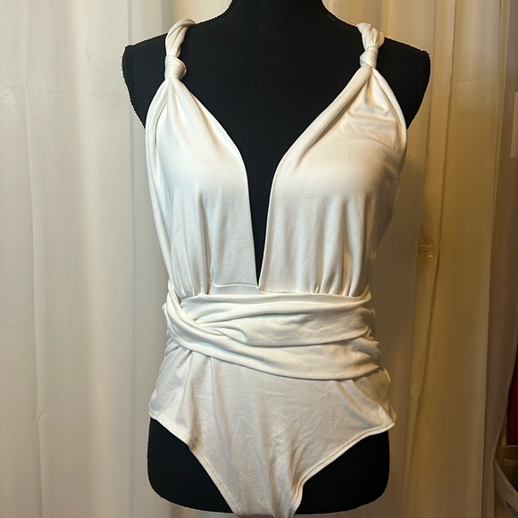 Fashion Nova Tops - Fashion Nova White Twist Snap Bodysuit EUC